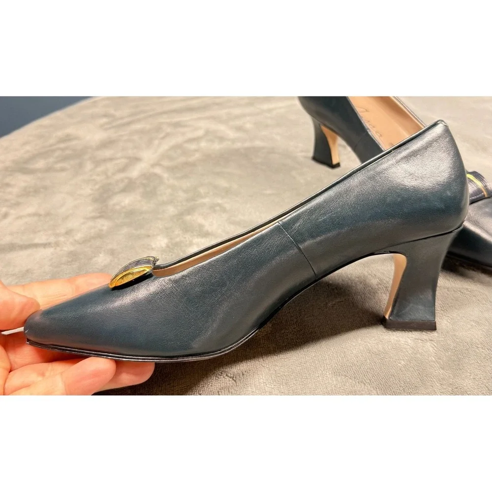 Caressa Pumps Womens 7N Navy Blue Leather Heels Gold Bow Buckle Career